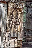 Banteay Kdei temple - threshold guardian bas-relief.